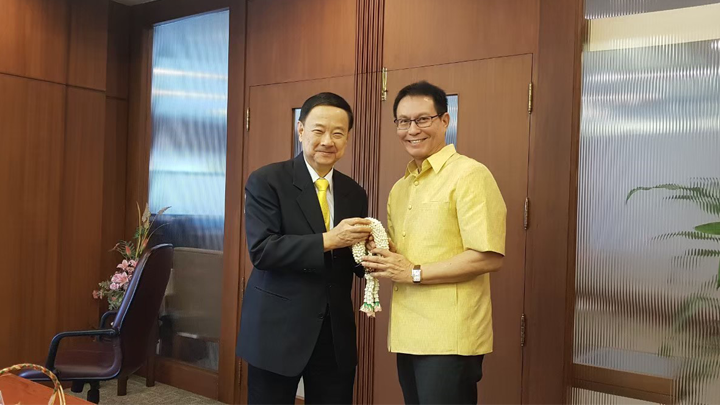 Read more about the article พิธีรดน้ำดำหัว ขอพรผู้บริหาร วันสงกรานต์ ปี 2562